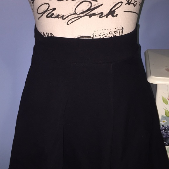 5 for 20.00 2 Juniors Skirts. - Picture 2 of 6